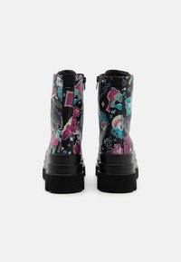 Koi Footwear LOTTA MONSTERS TRIDENT PLATFORM BOOTS - Botines con plataforma - black