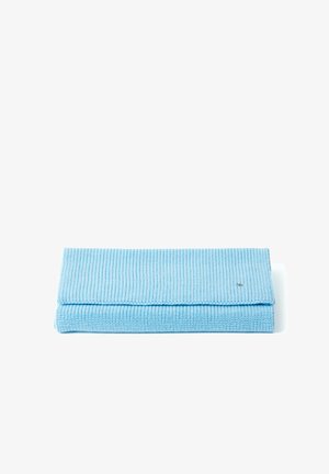 Lichtblauwe gevouwen gebreide sjaal met geribbelde textuur op een witte achtergrond.