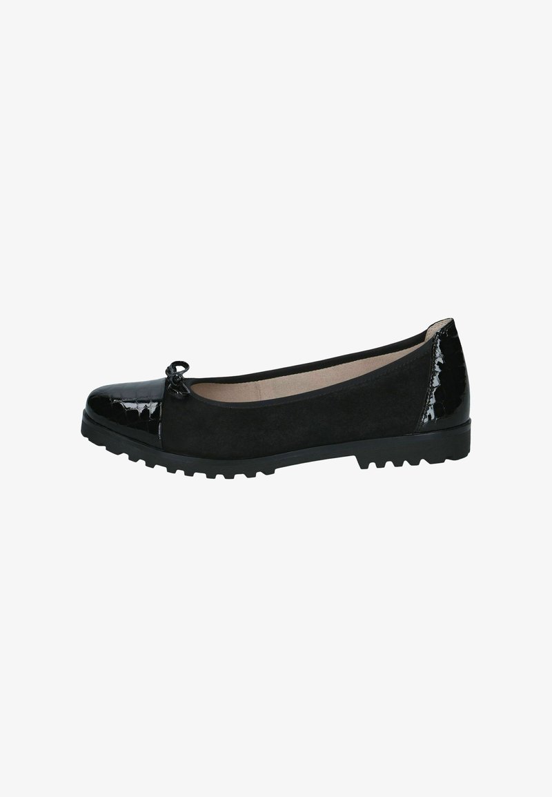 Chaussure plate noire avec semelle texturée, bout et talon en cuir verni, côtés en daim et un petit nœud à l'avant.