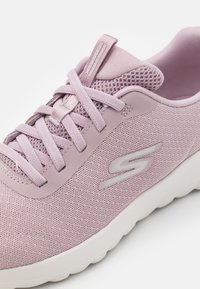 Scarpa da ginnastica di colore viola chiaro con tomaia in rete e accenti sintetici. Presenta una suola arrotondata e lacci texturizzati. Logo visibile sul lato.