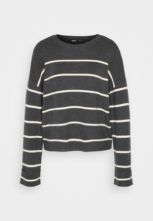 Pull long à manches longues gris foncé avec des rayures horizontales blanches, encolure ronde, texture côtelée et design légèrement court.