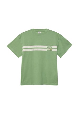 T-shirt vert à manches courtes avec deux bandes horizontales blanches et le texte "Sports Dept" accompagné d'un graphisme sur le côté gauche de la poitrine.