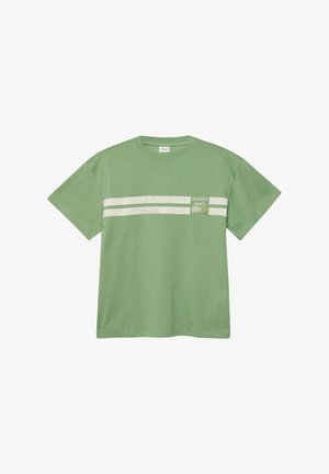 Zielona koszulka z krótkim rękawem z dwoma białymi poziomymi paskami oraz napisem i grafiką "Sports Dept" na lewej piersi.