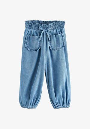 Jasnoniebieskie dżinsowe spodnie z elastyczną talią, sznurkiem do regulacji, falbankowymi naszywanymi kieszeniami oraz ściągaczami na dole nogawek.