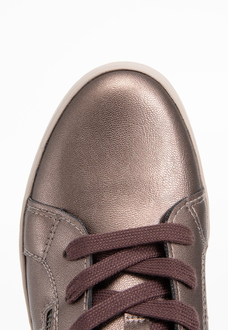 Baskets métalliques bronze avec une surface texturée lisse, lacets marron et bout arrondi. Comprend des coutures simples et une semelle en caoutchouc.