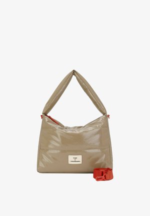Bolso de mano de piel sintética beige con un asa triangular plegada y detalles en cremallera naranja. Incluye una correa de hombro naranja desmontable.