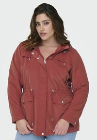 Giacca rossa impermeabile con zip frontale, cappuccio regolabile con cordino, due tasche frontali e bottoni a pressione argentati.