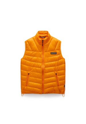 Orange puffer vest med høj krave, lynlås foran og to lynlåslommer. Har et vandret quiltet mønster og mærkeetiket.