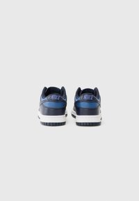 Sapatilhas Nike azul-escuro com parte superior em couro e malha, solas intermédias brancas e solas externas de borracha texturizada. Apresenta um logo elevado no calcanhar.