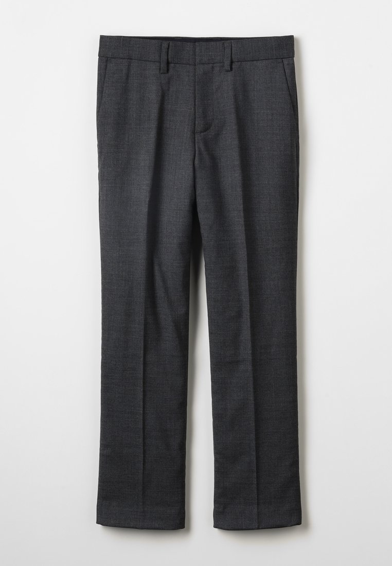Pantalon formel gris foncé avec passants de ceinture, poches avant et un pli sur mesure le long de chaque jambe sur fond blanc uni.
