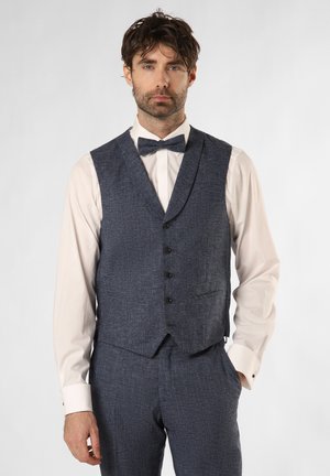 Marinefarbener, strukturiertes Weste mit fünf Knöpfen, kombiniert mit einem weißen Hemd und einer passenden Fliege, mit einem modernen Schnitt und einer taillierten Passform.
