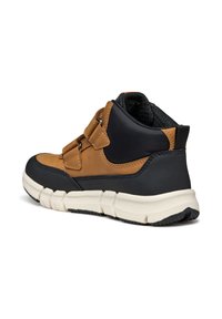 Zapatilla alta para hombre con un upper de cuero marrón, acentos sintéticos negros, suela texturizada y correas ajustables para el cierre.