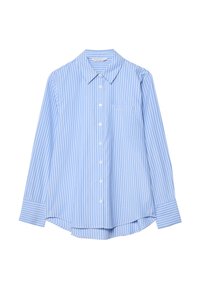 Chemise bleu clair à manches longues avec des rayures verticales blanches, fermeture à boutons, col pointu et une poche poitrine simple. Texture de tissu lisse.
