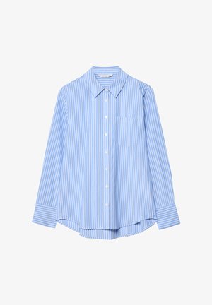 Chemise bleu clair à manches longues avec des rayures verticales blanches, fermeture à boutons, col pointu et une poche poitrine simple. Texture de tissu lisse.