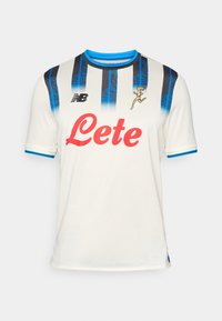 Wit voetbalshirt met zwarte en blauwe verticale strepen, een ronde halslijn en korte mouwen. Beschikt over een rood 'Lete' logo en New Balance branding.