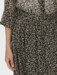 Abito maxi floreale plissettato in tessuto nero trasparente con motivi marroni, beige e rosa. Presenta una vita aderente e maniche fluide.