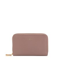 Cartera con cremallera rosa de Carpisa, hecha de un material texturizado con un acabado suave. Presenta un acento de hardware en tono dorado y un logotipo.