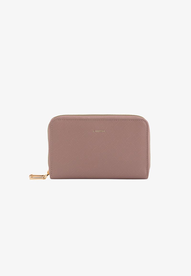 Cartera con cremallera rosa de Carpisa, hecha de un material texturizado con un acabado suave. Presenta un acento de hardware en tono dorado y un logotipo.