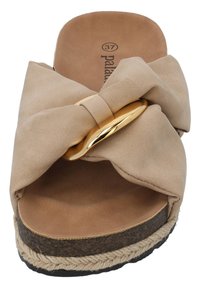 Bežové nazouvací sandály s polstrovanou textilní mašlí a zlatým akcentem na texturované podrážce s opleteným okrajem. Velikost 37 je viditelná na stélce.