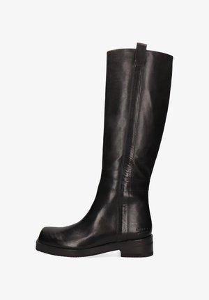 Bota alta hasta la rodilla de cuero negro con textura suave, punta redondeada y tacón pequeño. Presenta una costura lateral y una lengüeta trasera para facilitar su colocación.