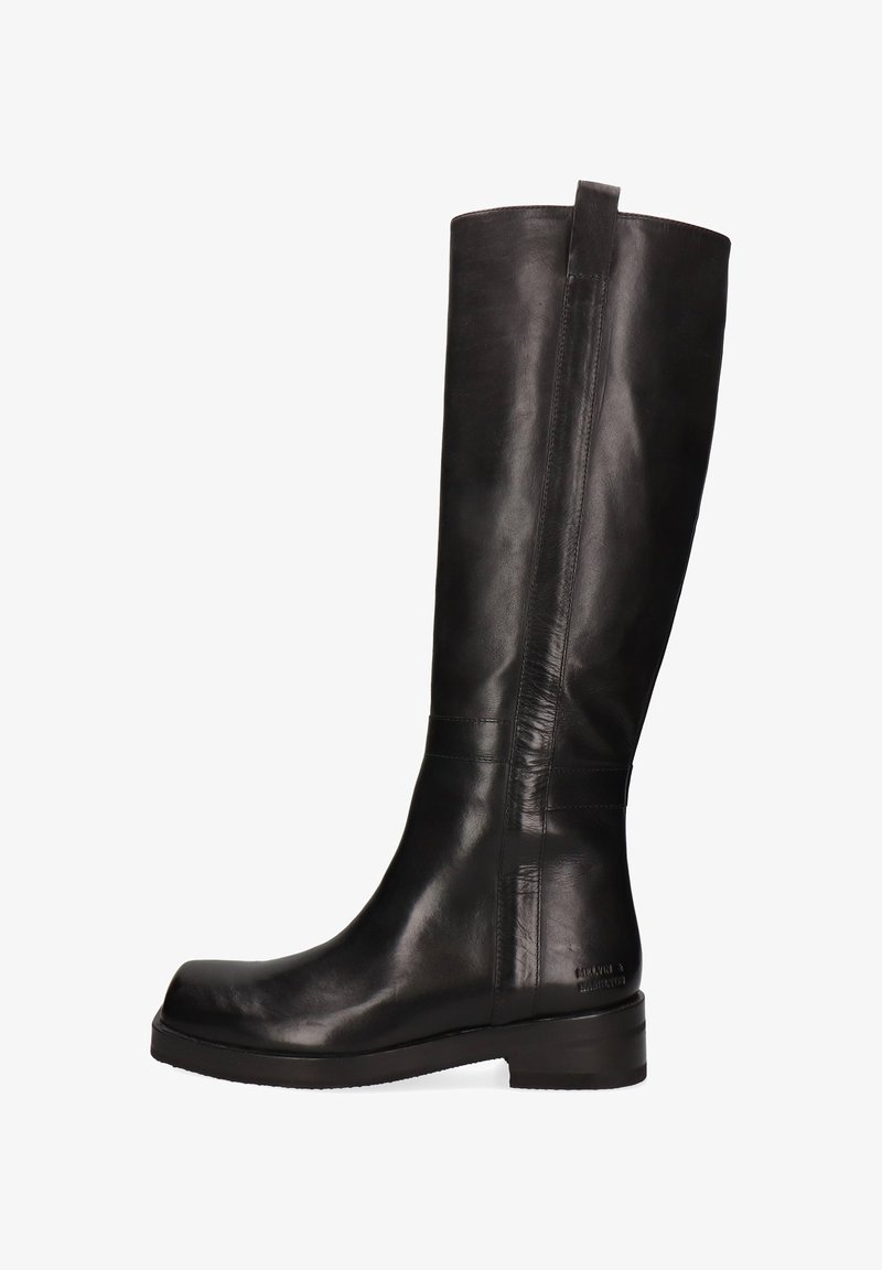 Bota alta hasta la rodilla de cuero negro con textura suave, punta redondeada y tacón pequeño. Presenta una costura lateral y una lengüeta trasera para facilitar su colocación.