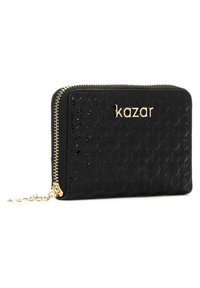 Mustan tõmbluku jaotur, mis on valmistatud tekstuuritud materjalist, millel on kuldse tooni "kazar" logo ja dekoratiivne ahel. 