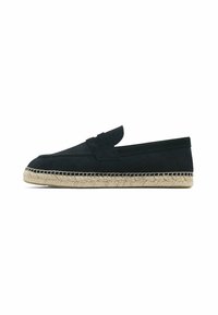 Černá espadrilka, vyrobená z látky s hladkým povrchem, má tkanou jutu podešev a široký pás přes nárt.