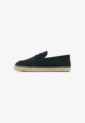 Espadrille noire, en tissu à la texture lisse, avec une semelle en jute tissée et une large bande sur le cou-de-pied.