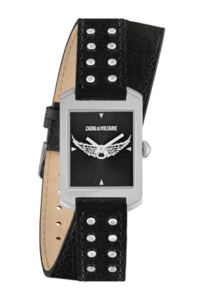 Prostokątny srebrny zegarek z czarną tarczą z motywem skrzydeł i napisem "ZADIG & VOLTAIRE", połączony z czarnym skórzanym paskiem z ozdobnymi ćwiekami.