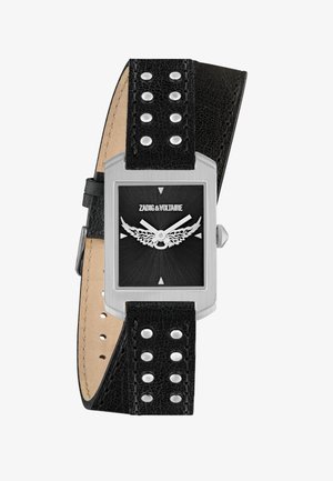 Rechthoekig zilveren horloge met een zwart wijzerplaat met vleugelmotief en de tekst "ZADIG & VOLTAIRE", gecombineerd met een zwarte leren band met studdetails.