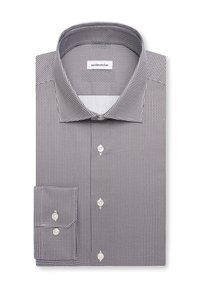 Chemise habillée pour homme pliée avec un petit motif géométrique noir et blanc, col italien et boutons blancs devant et aux poignets.