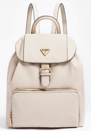 Sac à dos en cuir crème avec poche zippée à l'avant, rabat supérieur avec boucle et logo Guess doré sur le rabat.