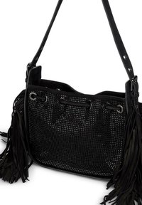 Borsa a tracolla in tessuto nero intrecciato con dettagli in frange, caratterizzata da decorazioni in occhio di bue e una tracolla robusta. Materiale morbido e testurizzato.