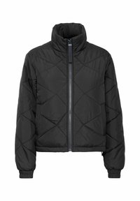 Giacca nera trapuntata con colletto alto, dotata di zip frontale, polsini arricciati e design corto. Tessuto liscio e leggero con motivo a rombi.