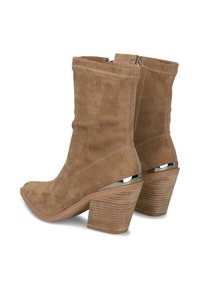 Stivaletti alla caviglia in suede marrone con cerniera, punta affusolata e tacco a blocco in legno testurizzato con un accento metallico alla base.