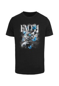 Sort bomulds T-shirt med et grafisk design med hvid tekst "True Faith", hænder og blå sommerfugle på en røgfyldt baggrund.
