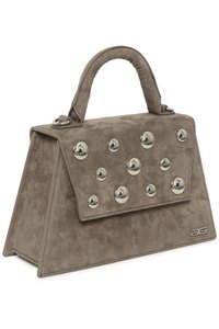 Bolso de ante gris con diseño estructurado, que cuenta con un asa superior, cierre con solapa y tachuelas plateadas decorativas en la parte delantera.