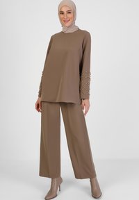 ROUND COLLAR-REFKA - Stoffhose - taupe