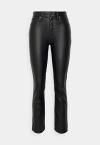 Černé kožené kalhoty s přiléhavým střihem, středně vysokým pasem, předními kapsami a klasickým pětikapsovým stylem. Hladká textura a mírný lesk.