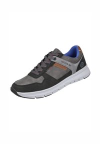 Zapatilla deportiva gris con parte superior de ante y textil. Cuenta con un detalle de cuero marrón, suela de goma negra y detalles a rayas rojas y blancas en los cordones.