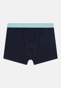 Námornícké modré boxerky s svetlomodrým elastickým pásom s jemným embosovaným vzorom. Mäkká tkanina a klasický strih s vreckom.