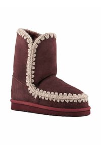 Stivale in camoscio bordeaux con interno morbido, cuciture beige lungo il bordo e suola piatta in gomma per trazione.