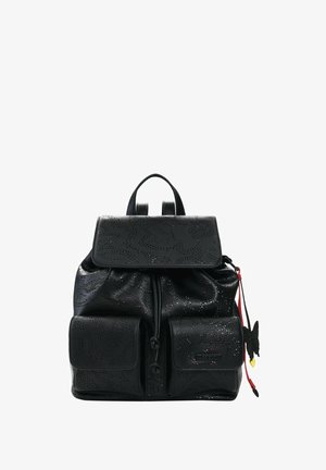 Schwarzer Leder-Rucksack mit zwei Fronttaschen, perforiertem Blumenmuster, Kordelzugverschluss und schmetterlingsförmigem Reißverschlussanhänger mit roten und gelben Akzenten.