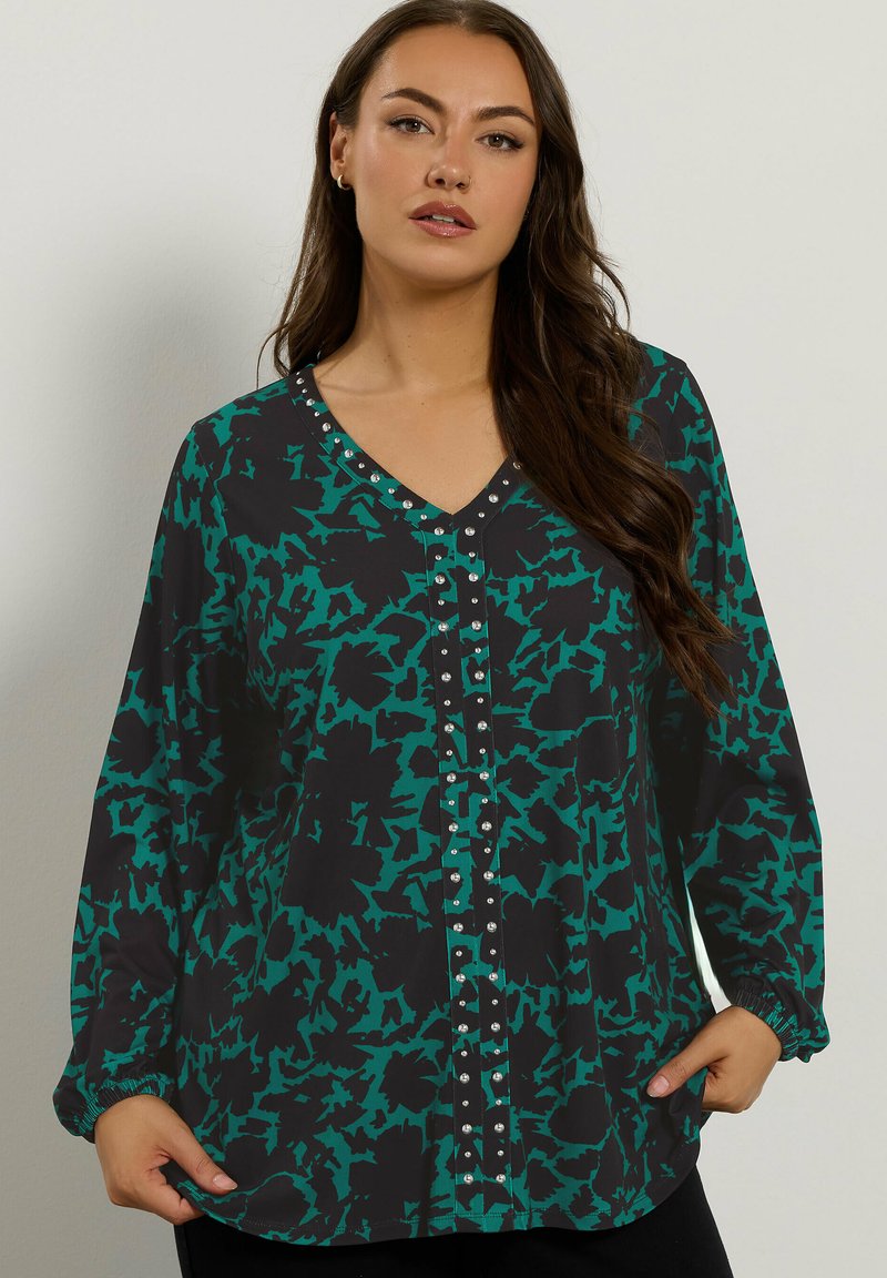 Zwarte V-halsblouse met een teal abstract patroon; heeft knoopaccenten aan de voorkant en elastische manchetten voor een ontspannen pasvorm.