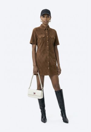 Tommy Jeans MUST FLAP CROSSOVER - Cross body bag - ivory