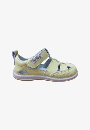 Sandalia para niño pequeña de cuero verde claro con puntera cerrada, correa de Velcro con etiqueta "zapyflex" y forro interior acolchado gris.