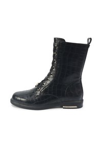 Bocanci din piele ecologică negri, cu model de crocodil, cu şireturi în faţă, detalii din metal de culoare aurie şi toc mic cu detalii metalice.