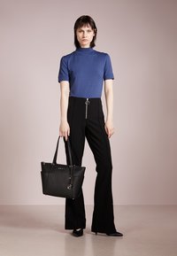 MICHAEL Michael Kors JET ITEM TOTE - Rankinė - black/silver