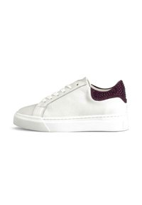 Baskets basses blanches en cuir lisse avec un accent texturé violet au talon. Présentent des lacets ronds et une semelle en caoutchouc plate.