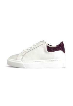 Baskets basses blanches en cuir lisse avec un accent texturé violet au talon. Présentent des lacets ronds et une semelle en caoutchouc plate.